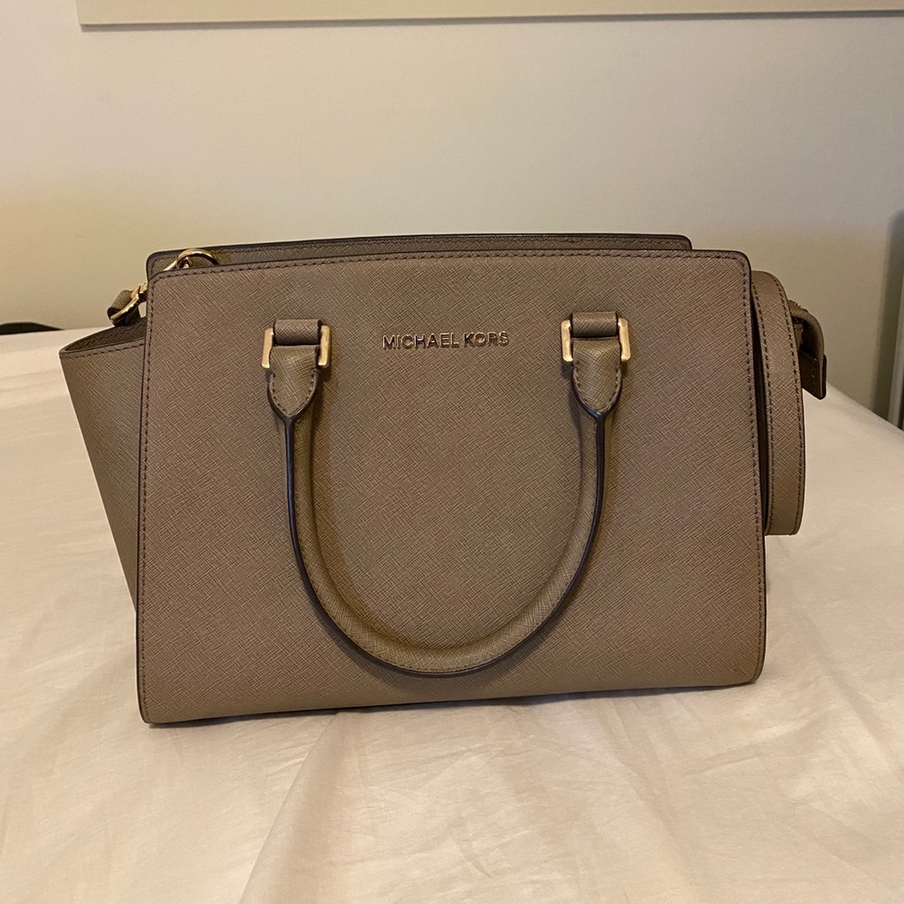 Selma med saffiano satchel-Last photo-natural outdoor light. Neutral taupe/gold